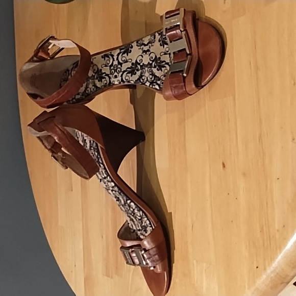 Woman's Micheal Kors. Sandals - Picture 2 of 6